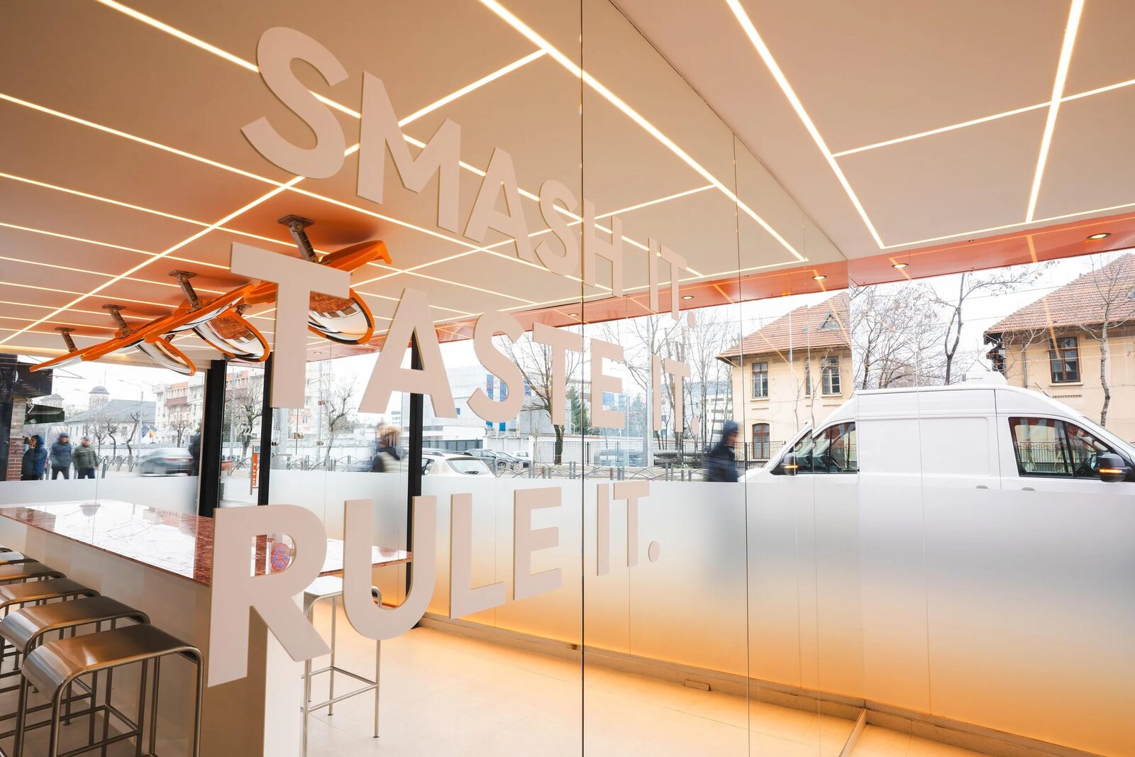 Interior SMASHKING, detaliu tipografie pe perete