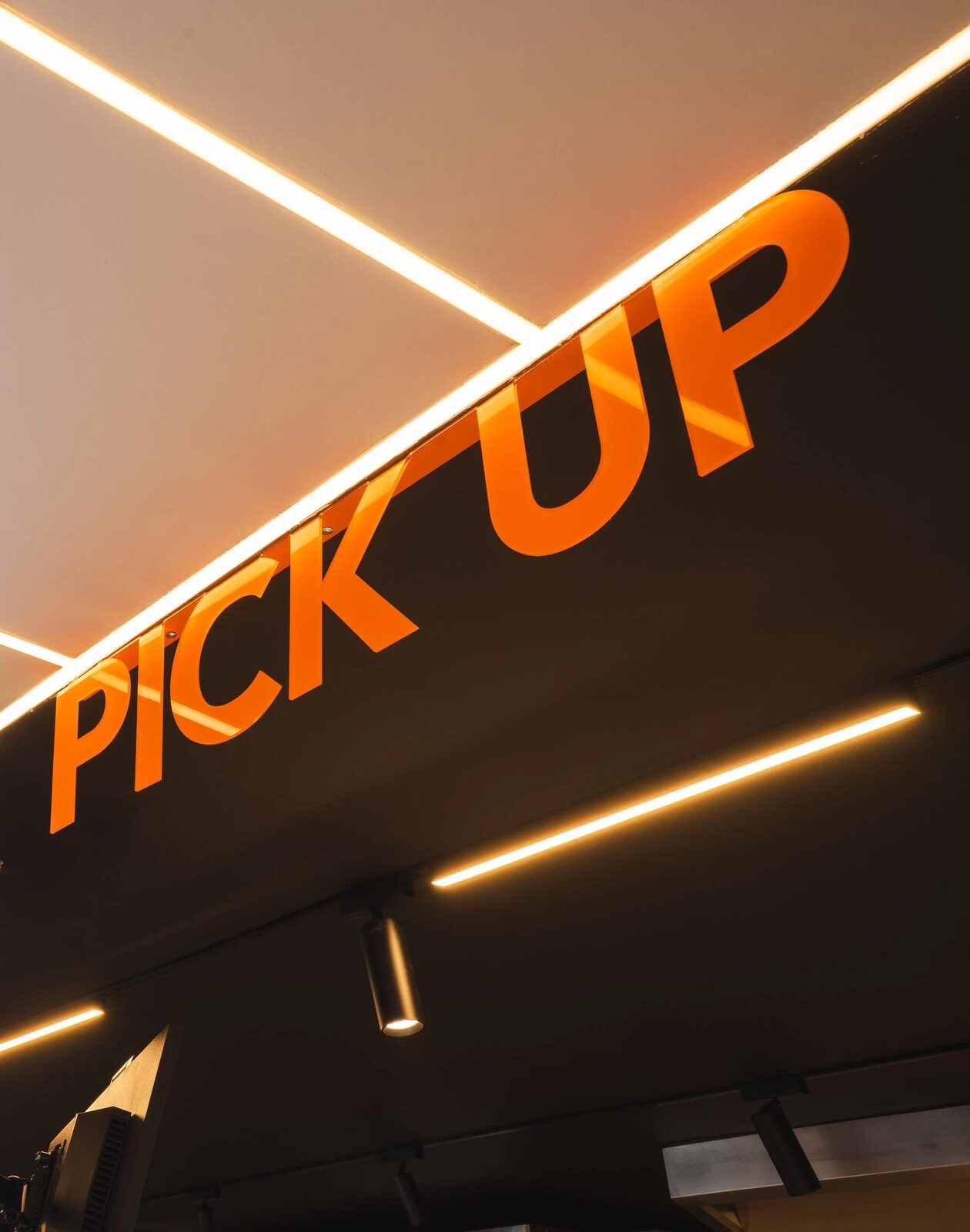Tipografie ca element arhitectural în interiorul SMASHKING