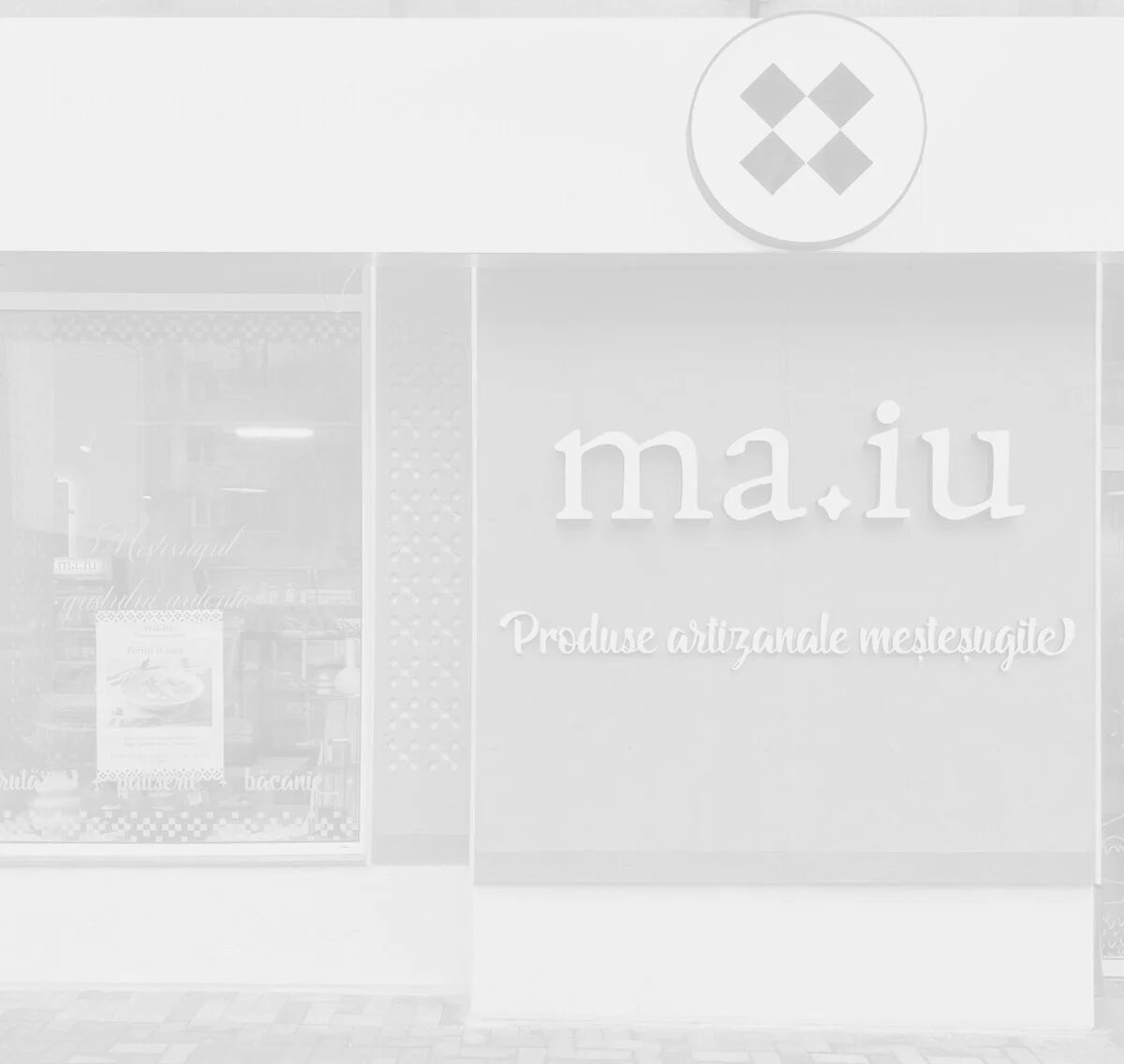 MA.IU: fațada brutăriei cu placaj din lemn și literele ma.iu