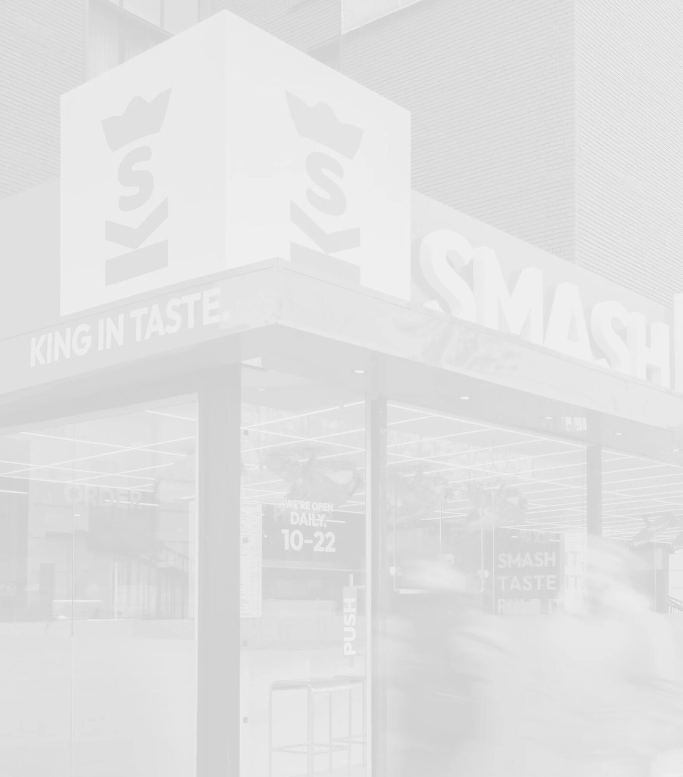 SMASHKING: interior de burger bar cu accente portocalii și tipografie aplicată pe perete